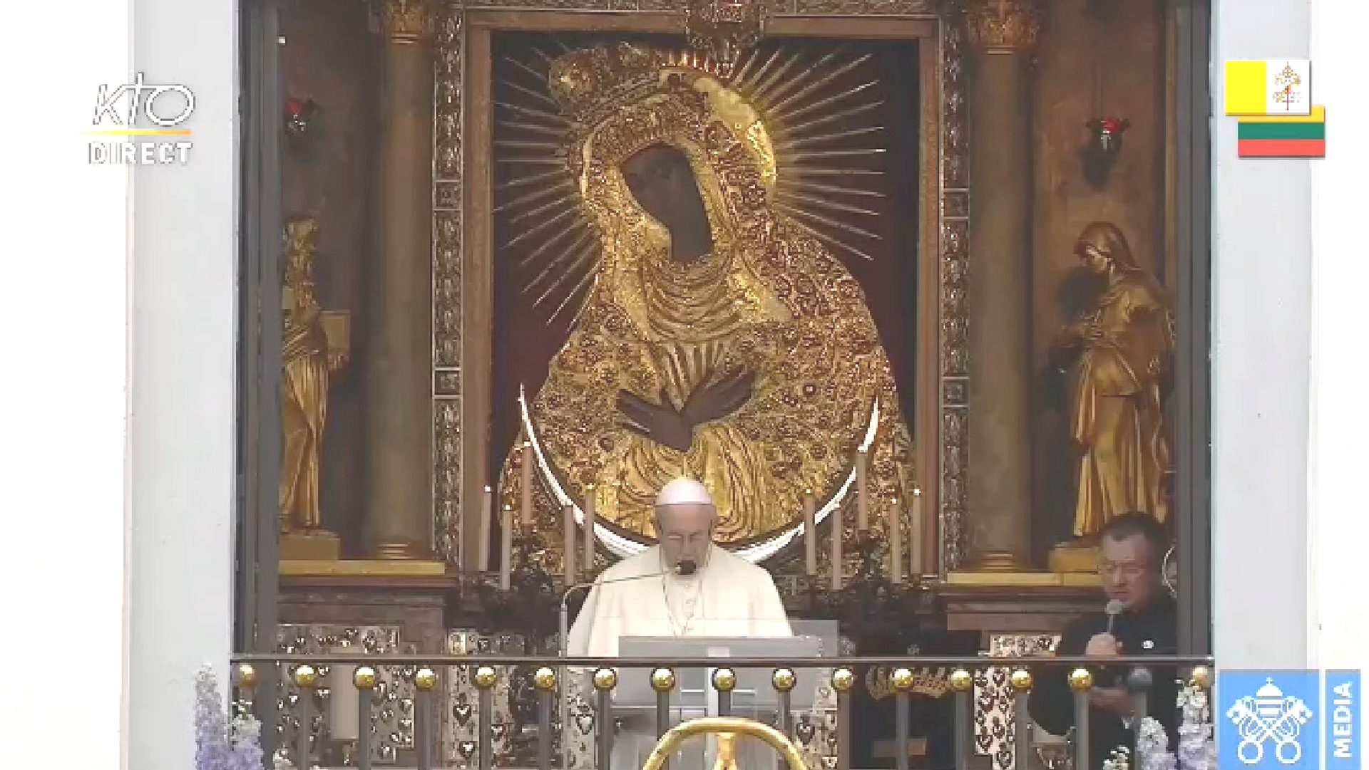 Le pape François prie devant  la Vierge Mère de la miséricorde de Vilnius | capture d'écran Vatican Media