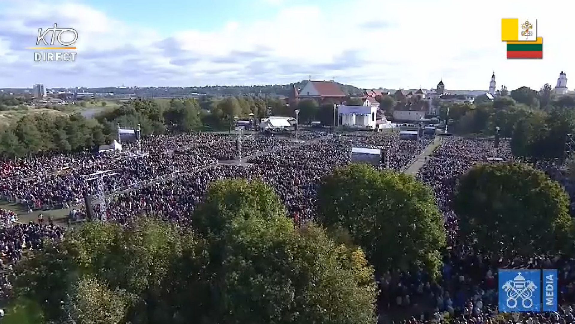 La foule rassemblée pour la messe avec le pape à Kaunas | capture d'écran Vatican Media