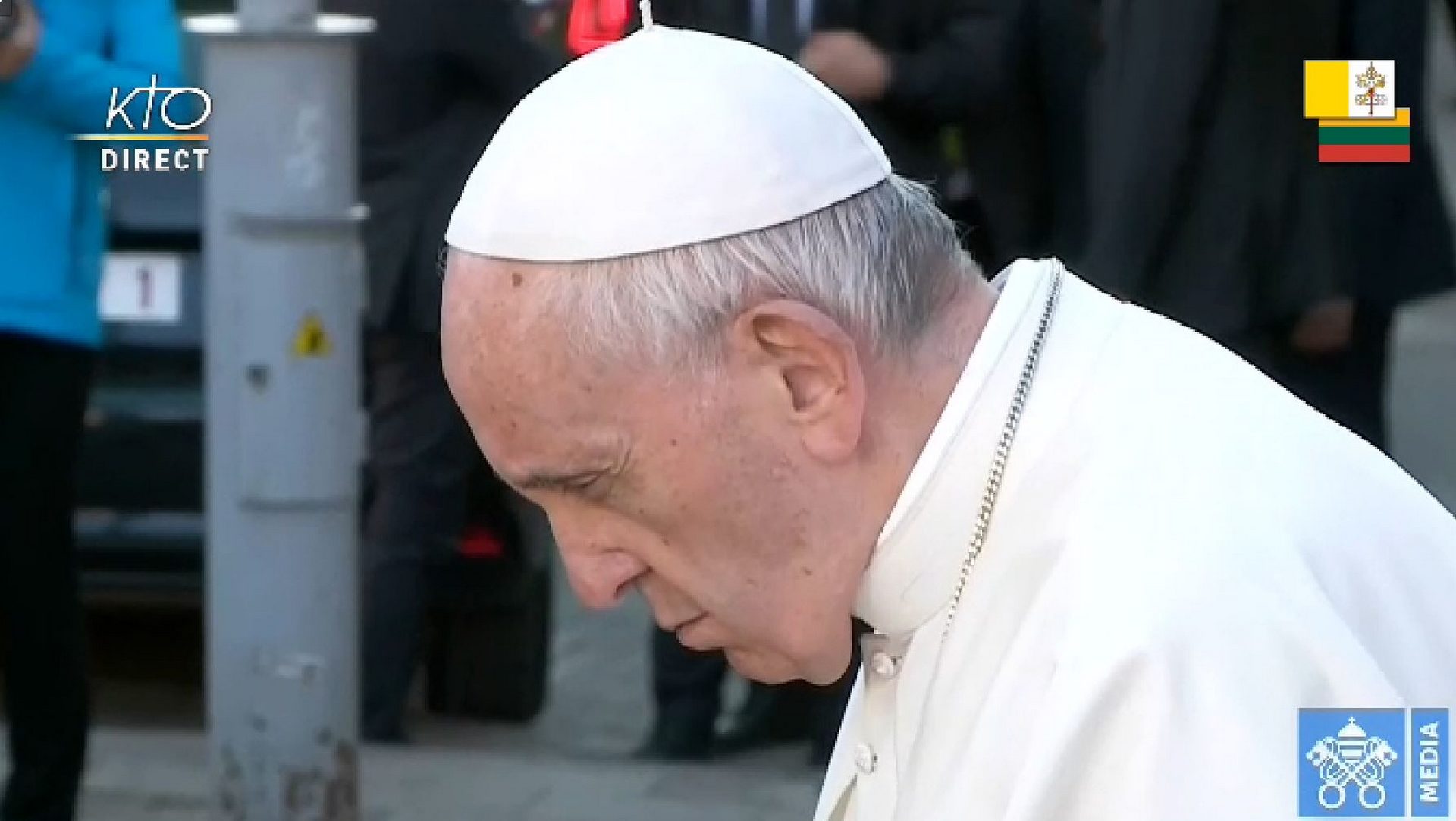 Le pape François se recueille devant la stèle en l'honneur des victimes du ghetto de Vilnius | capture d'écran Vatican media