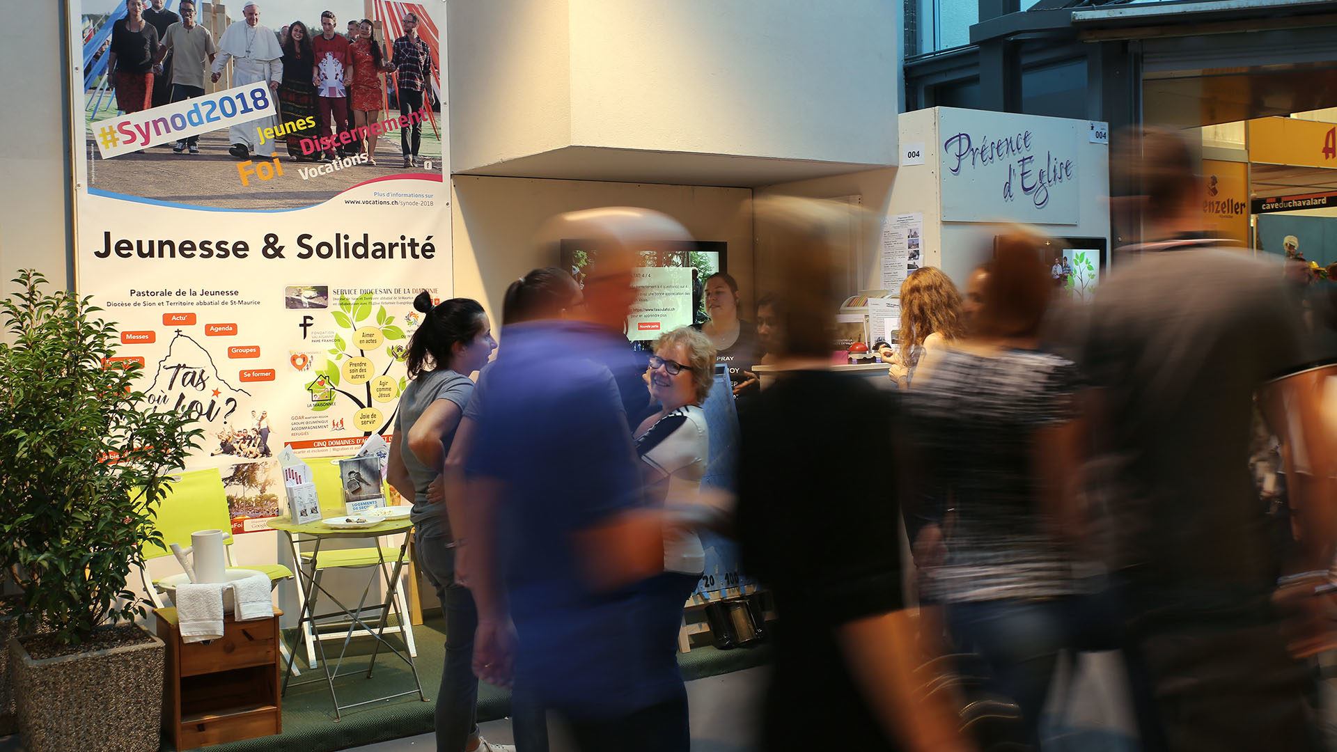 Les services diocésains de la jeunesse et de la diaconie occupent le stand Eglise de la Foire du Valais. | © B. Hallet