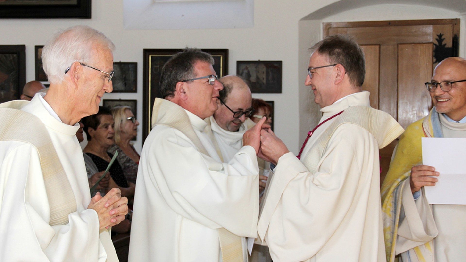 L'abbé Bernard Miserez (centre g.) a été accueilli avec le sourire au Vorbourg | © SCJP