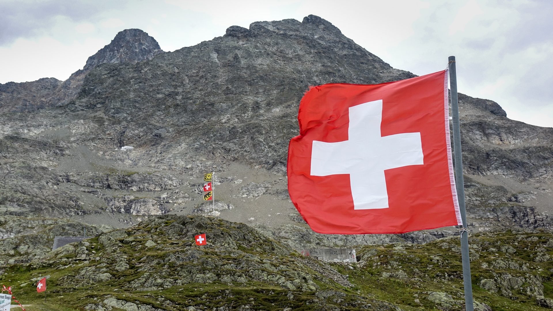  Le drapeau suisse flotte au col du Susten |  © Maurice Page  