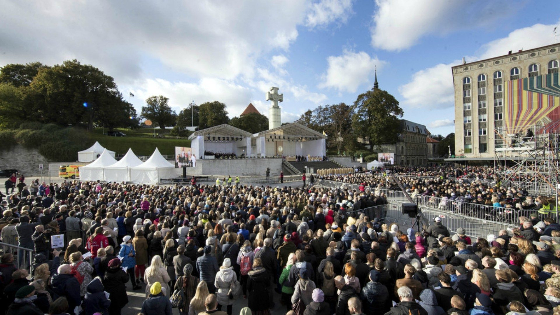 Des dizaines de milliers de personnes sont venues écouter le pape sur la Place de la Liberté de Tallin (Estonie) | © AP Mindaugas Kulbis/Keystone