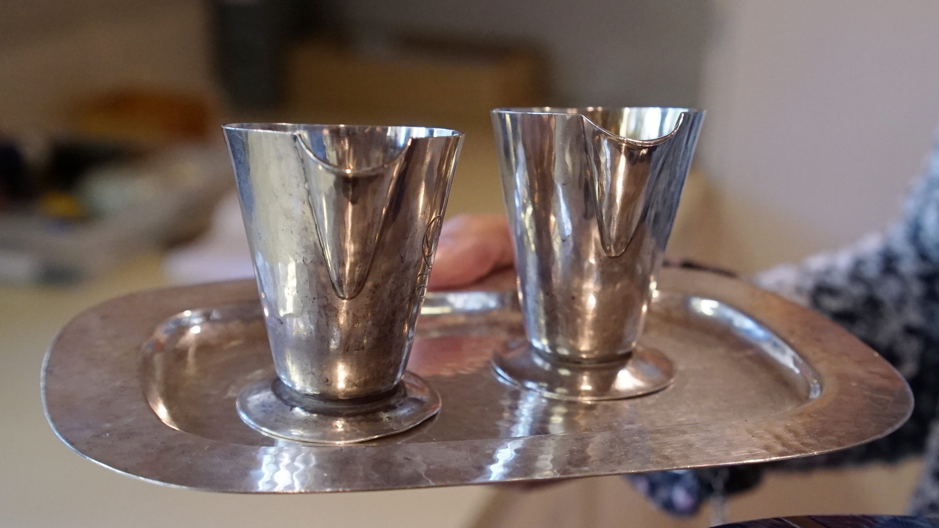 Les burettes contenant le vin et l'eau pour le messe " | © Vera Rütimann 
