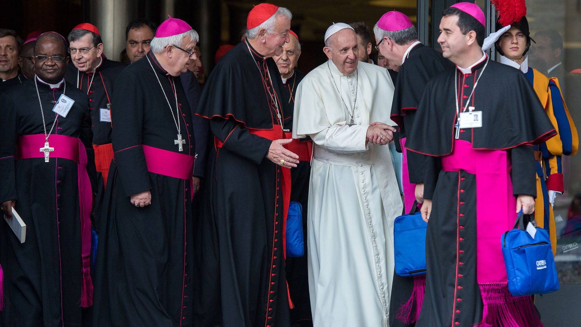 Selon Mgr Fischer, le pape se montre extrêmement disponible saluant l'ensemble des participants| © Flickr/Mazur/catholicnews.org.uk/CC BY-NC-SA 2.0