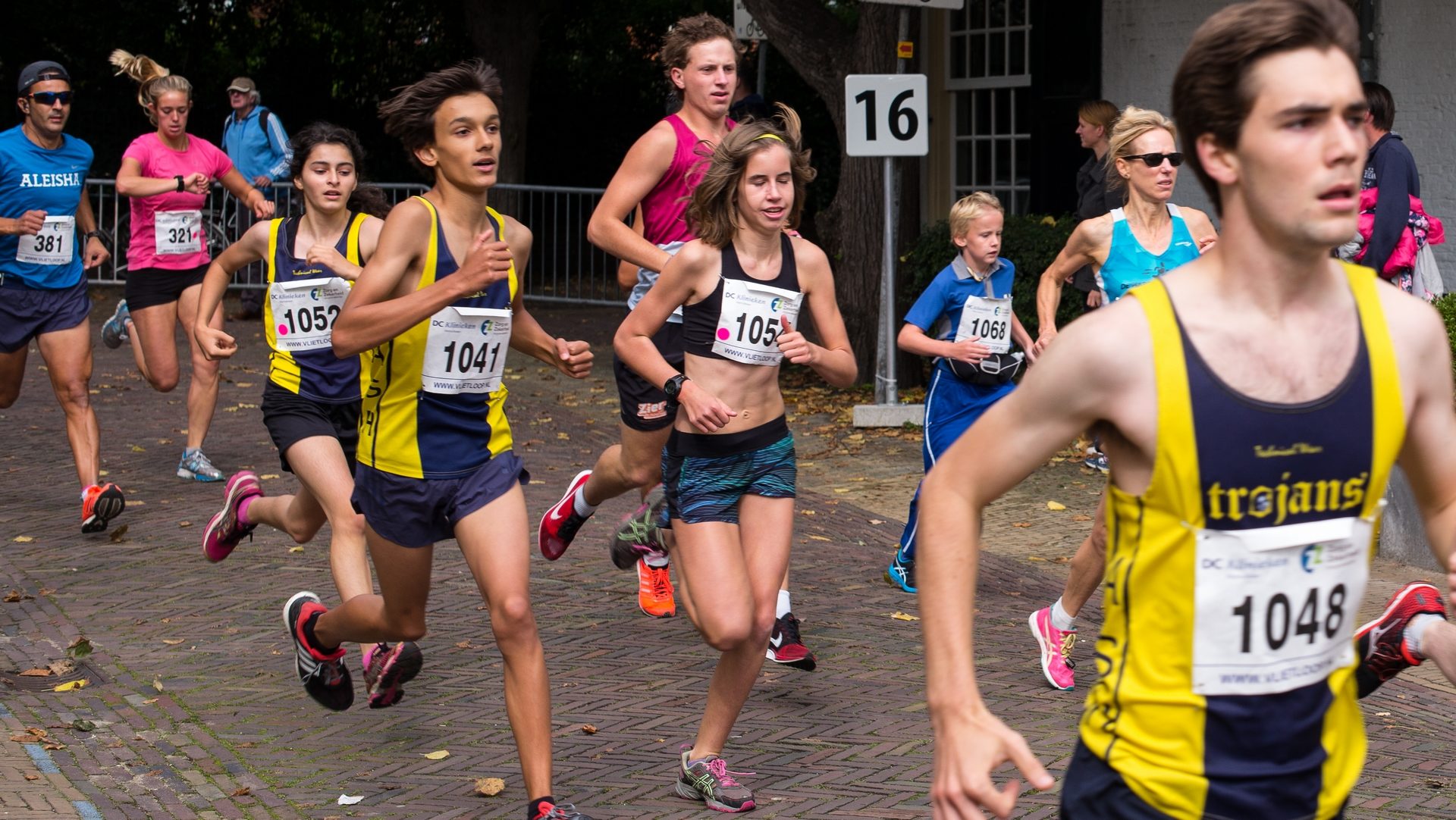 "Pour quoi cours-tu? Viens! Suis-moi!" C'est avec ce slogan que 'Formule jeunes' invite les jeunes Fribourgeois à participer à la traditionnelle course pédestre Morat-Fribourg | CC0 domaine public