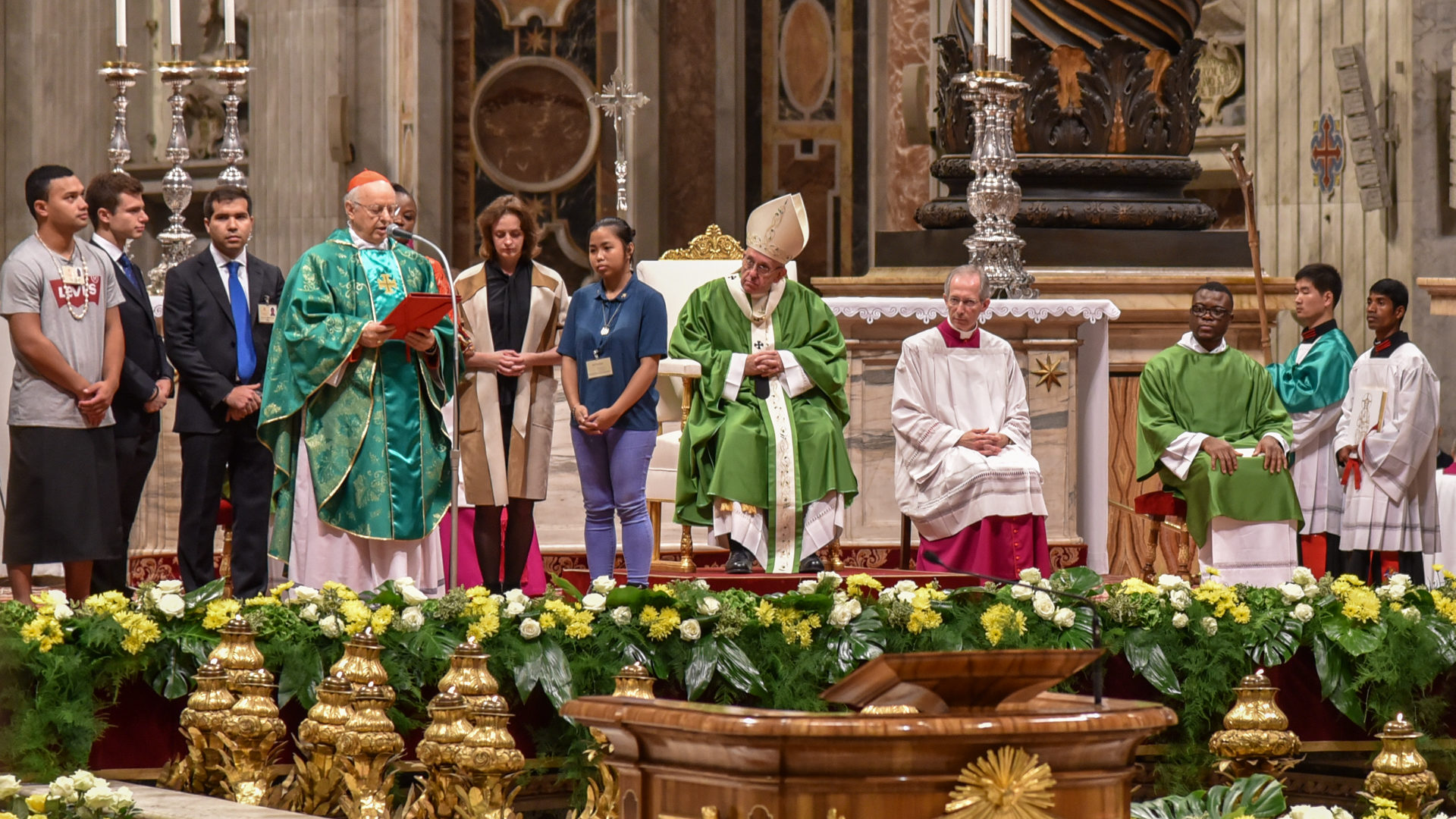 Le cardinal Baldisseri lit la lettre des Pères synodaux aux jeunes | © Raphaël Zbinden