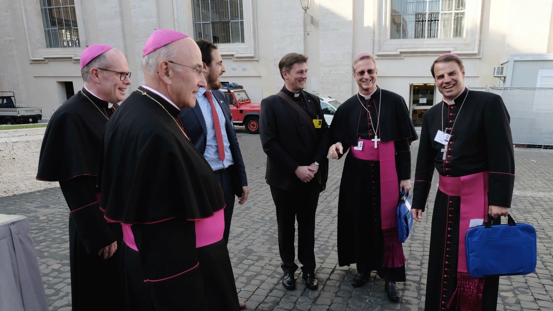 Avant le début du synode des jeunes, Mgr Alain de Raemy (deuxième depuis la d.) discute avec des participants | © Oliver Sittel