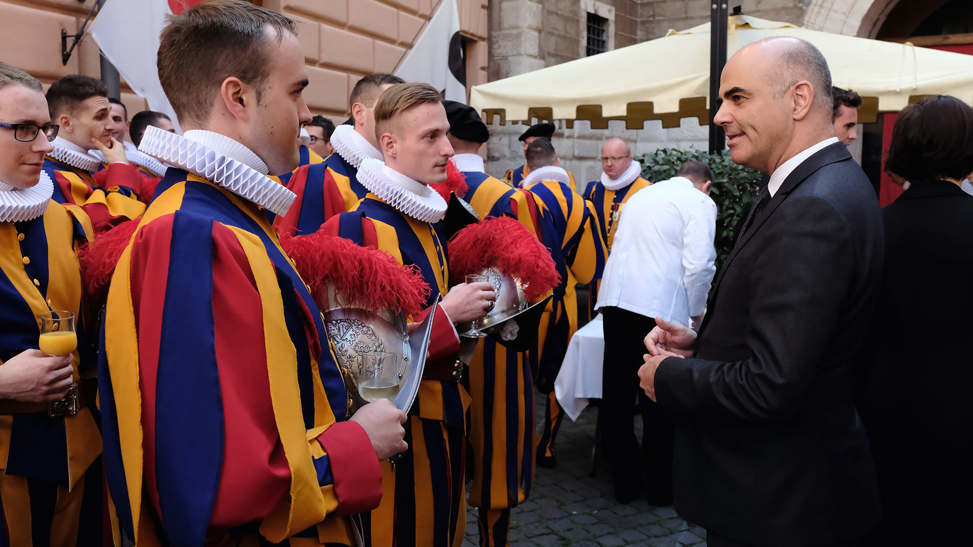 En 2018, le président de la Confédération a pris le temps d'échanger avec les gardes. | © Oliver Sittel