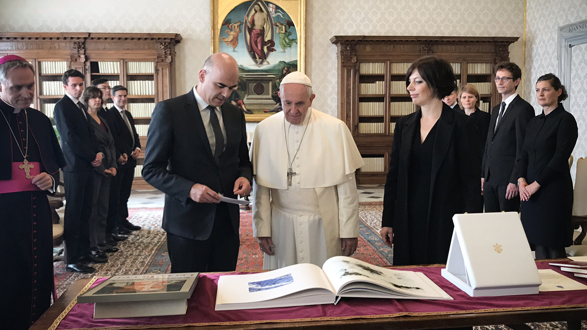 Echange de cadeaux entre le pape et le président Berset | © I.MEDIA/Pool AIGAV