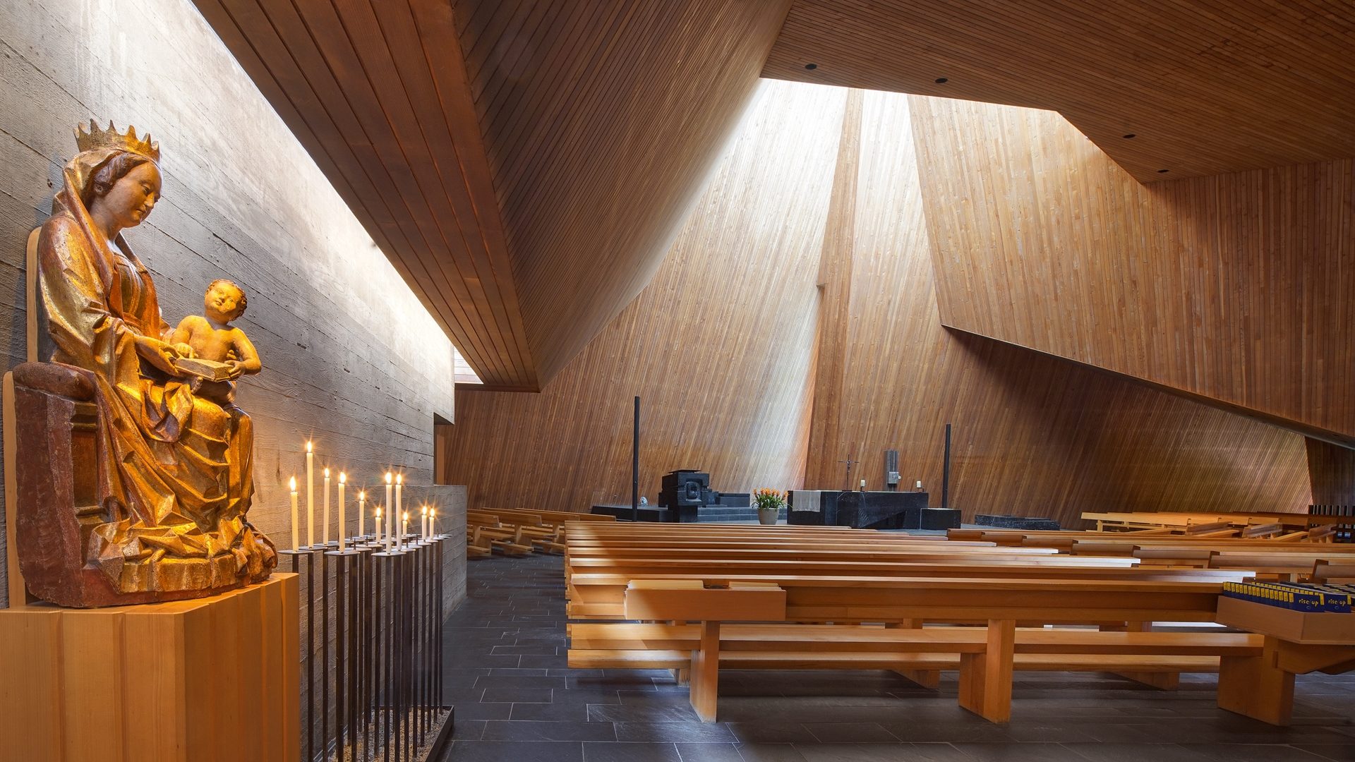 L'église catholique du couronnement de la Vierge à Zurich-Witikon |  © S. Kölliker / www.artaphot.ch
