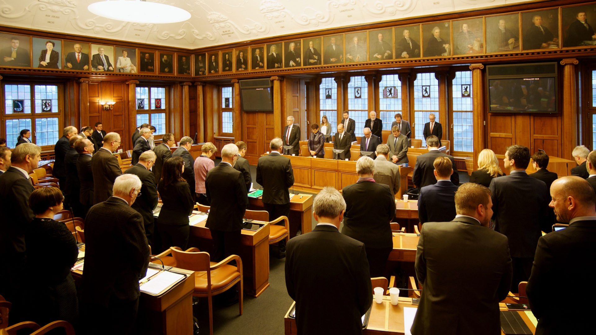 Le Parlement d'Appenzell Rhodes-Exterieures se recueillent au début de la séance.|Canton AR
