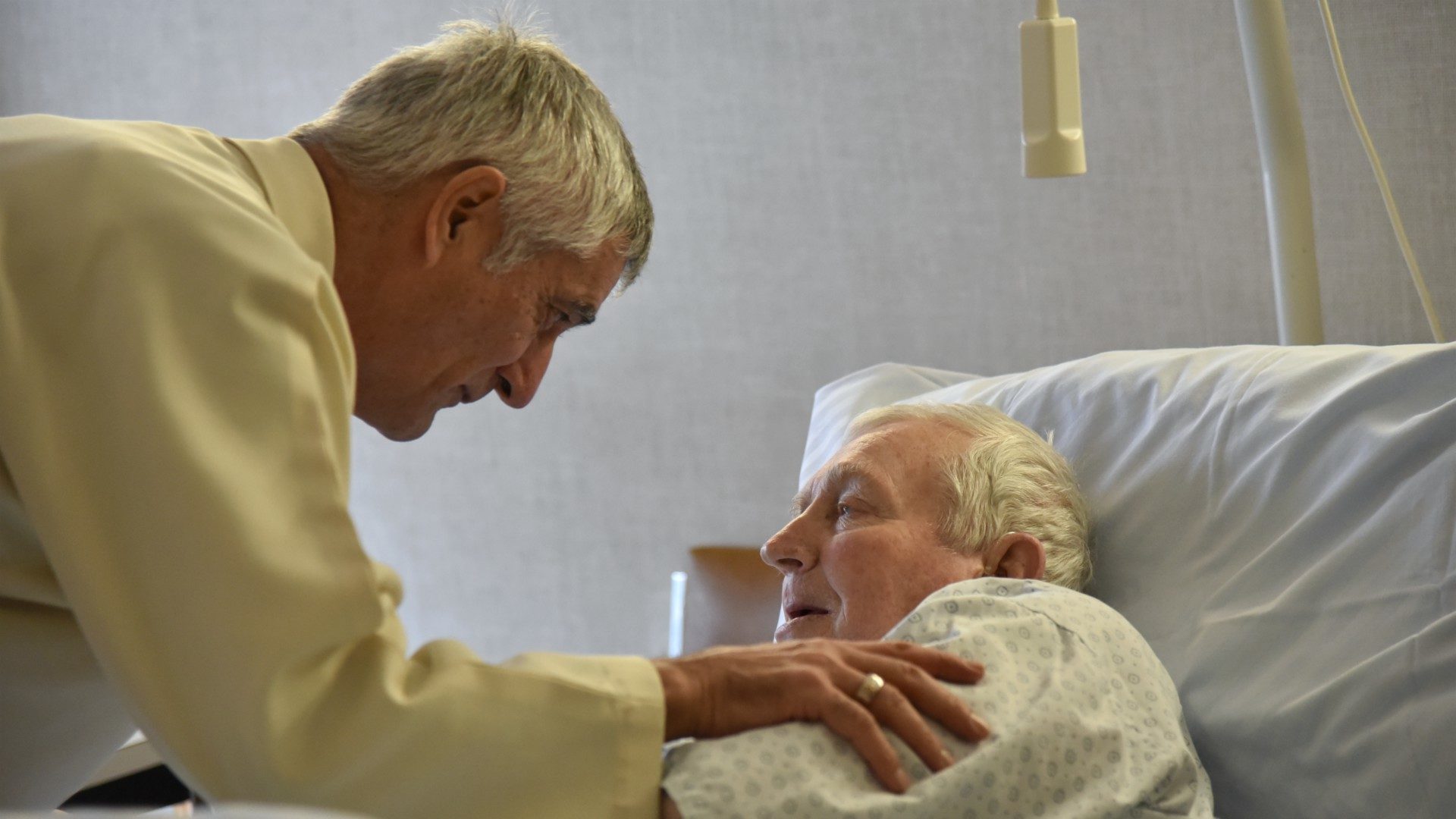 Mgr Jean-Marie Lovey a visité des patients de l'hôpital de Sion | © Raphaël Zbinden