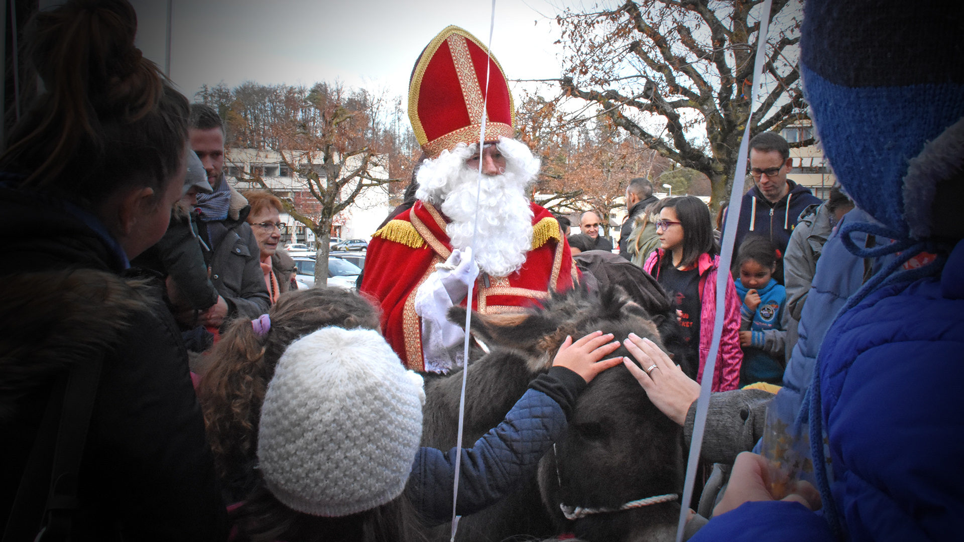 Saint Nicolas et son âne, pour la joie des petits et des grands, dans une école fribourgeoise en 2018 | © Grégory Roth