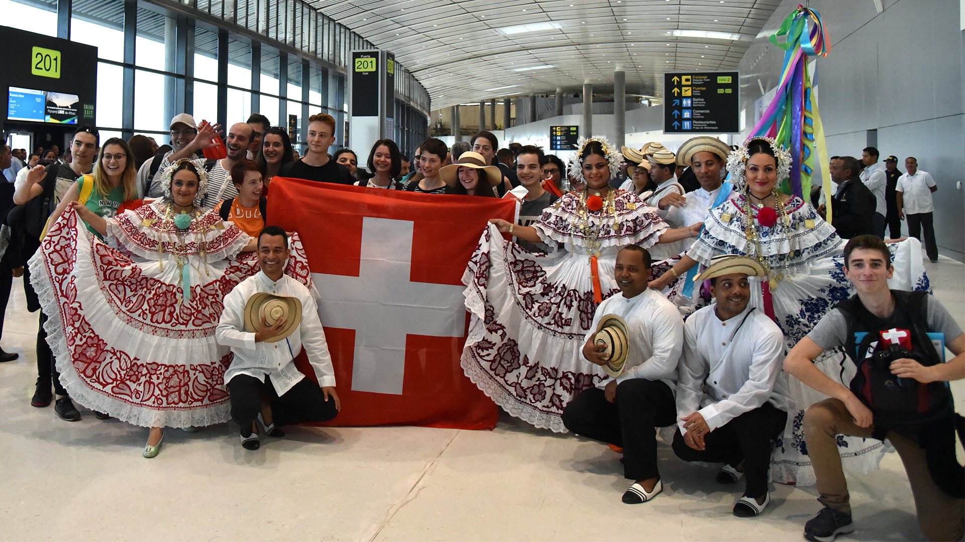 Epuisés mais soulagés, les Suisses sont accueillis à l'aéroport de Panama | © Grégory Roth