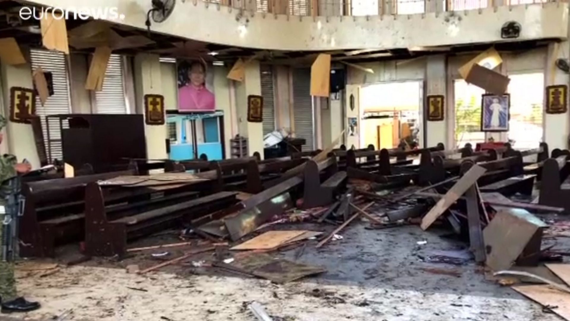 L'intérieur de la cathédrale de Jolo, aux Philippines, ravagé par un attentat | capture d'écran 