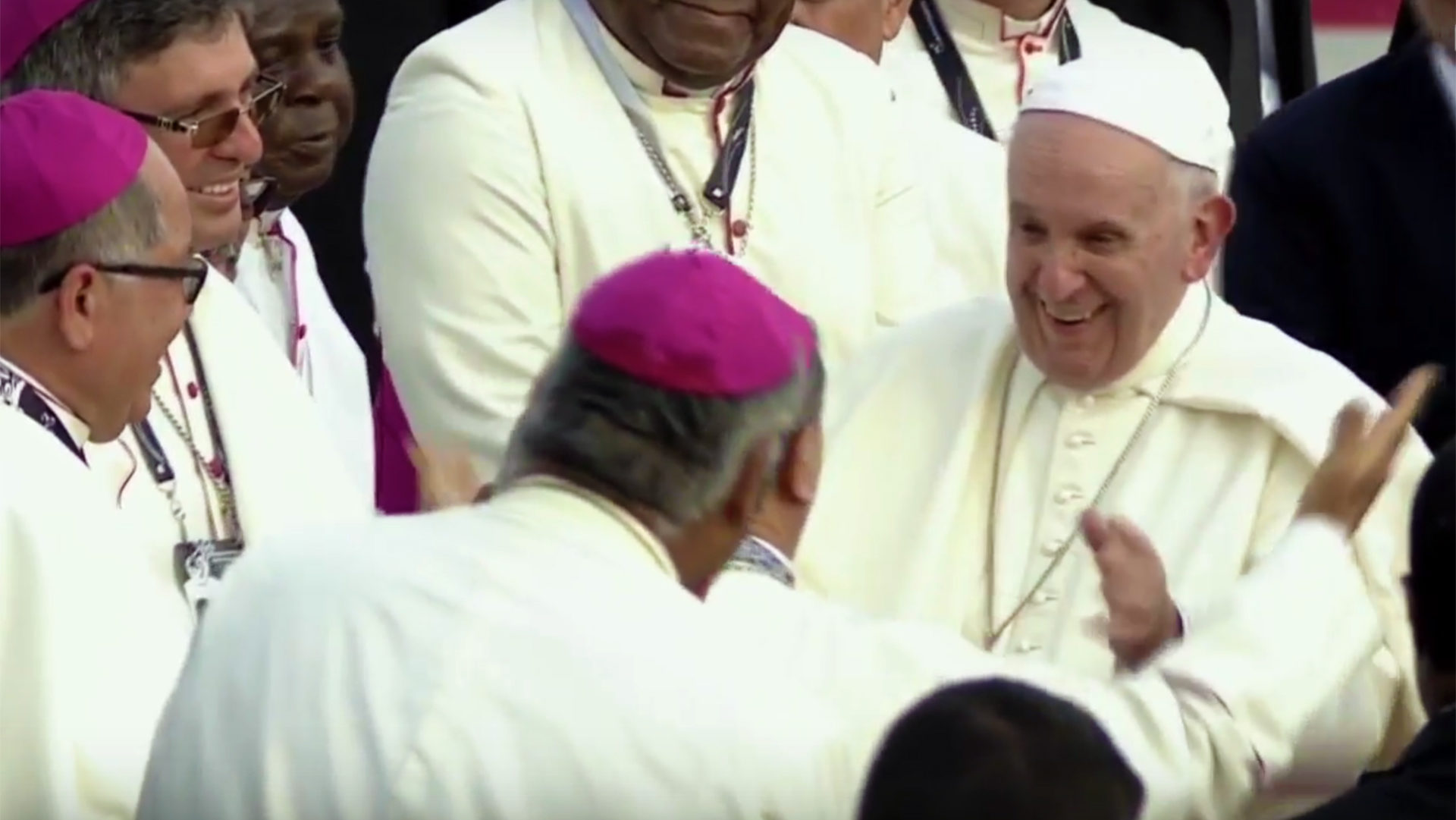 A l'arrivée du pape, les évêques panaméens se pressent à sa rencontre | capture d'écran youtube.com