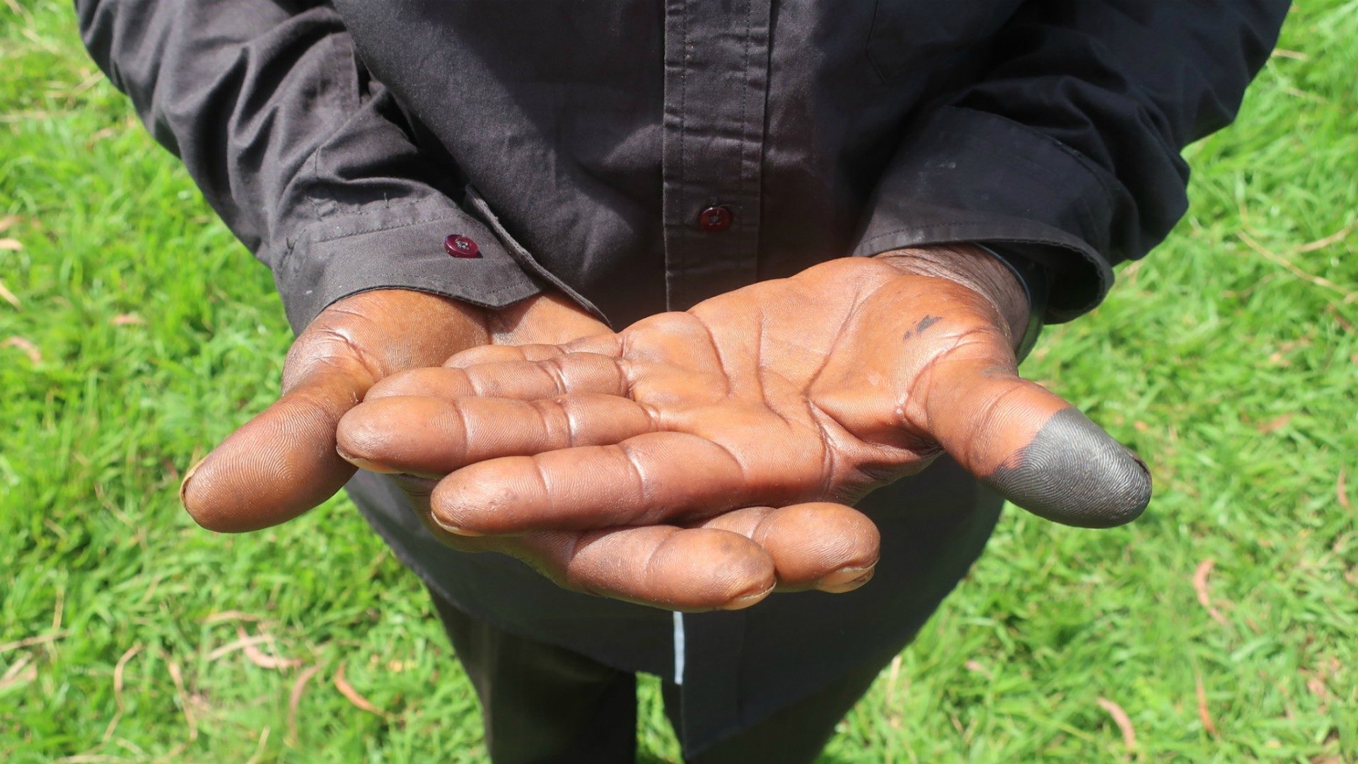 Les Congolais ayant voté reçoivent une marque d'encre noire sur un pouce |  © Guy Luisier