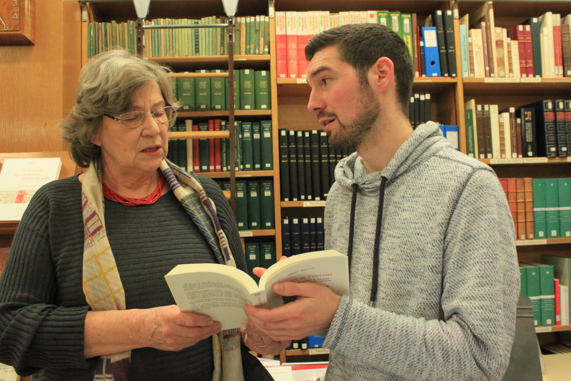 L'historien Kérim Berclaz (à dr.) a étudié les testaments de 9 évêques lausannois: un travail sur la mémoire individuelle et sociale du Pays de Vaud © Bernard Litzler