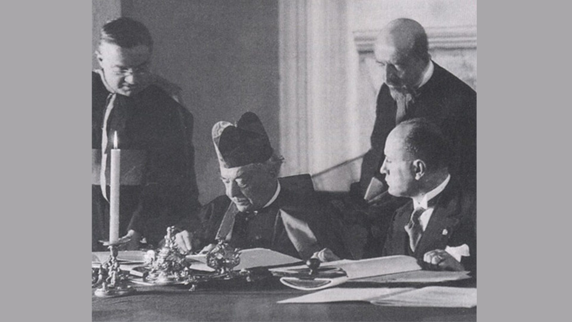 Le cardinal Gasparri et Benito Mussolini signent les Accords du Latran, le 11 février 1929 | domaine public 