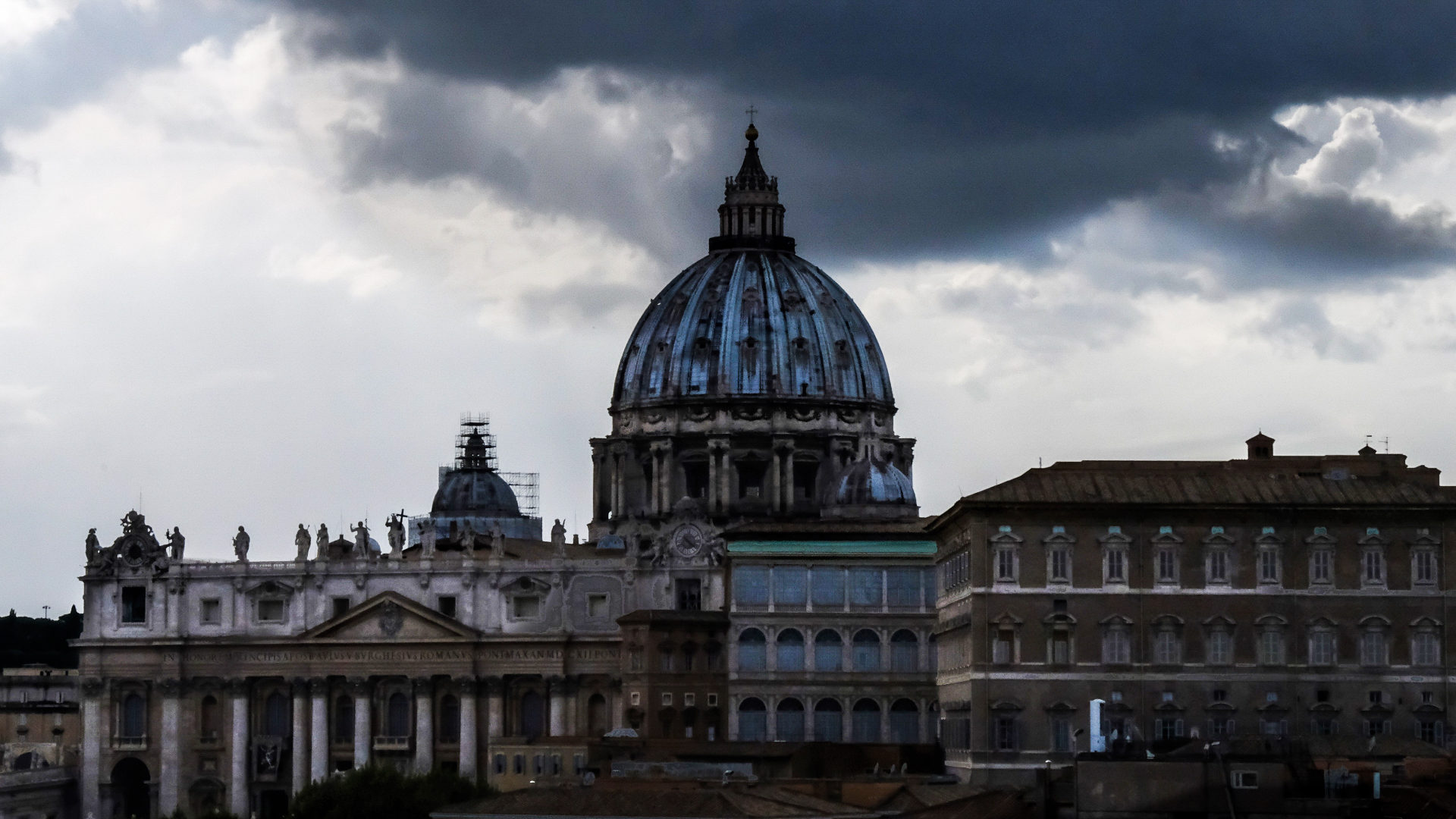 Les nuages noirs s'accumulent sur l'Eglise | © Oliver Sittel 