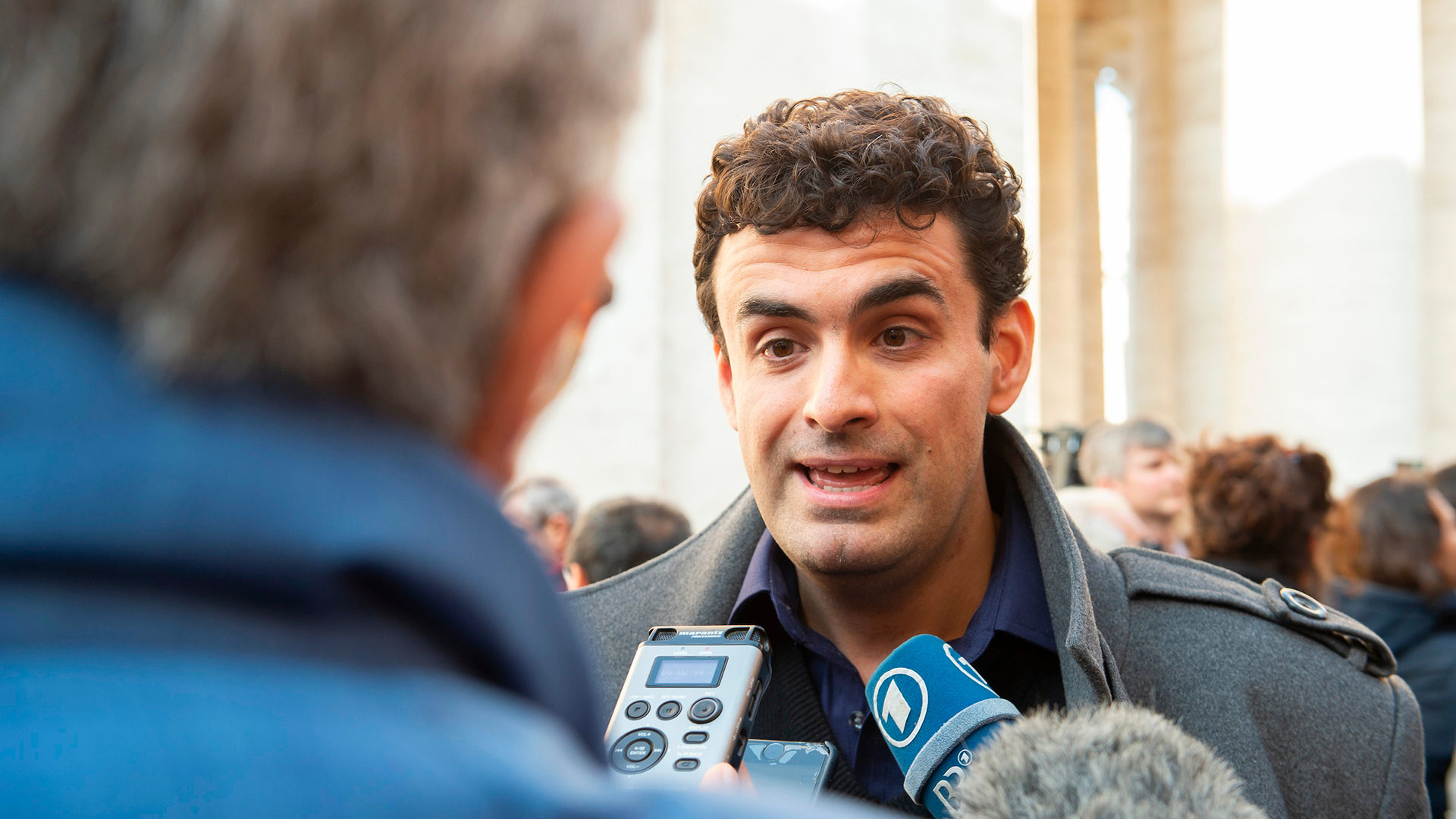 Miguel Hurtado, victime espagnole, s'adresse aux médias en marge du sommet sur la protection des mineurs | © Antoine Mekary | ALETEIA | I.Media