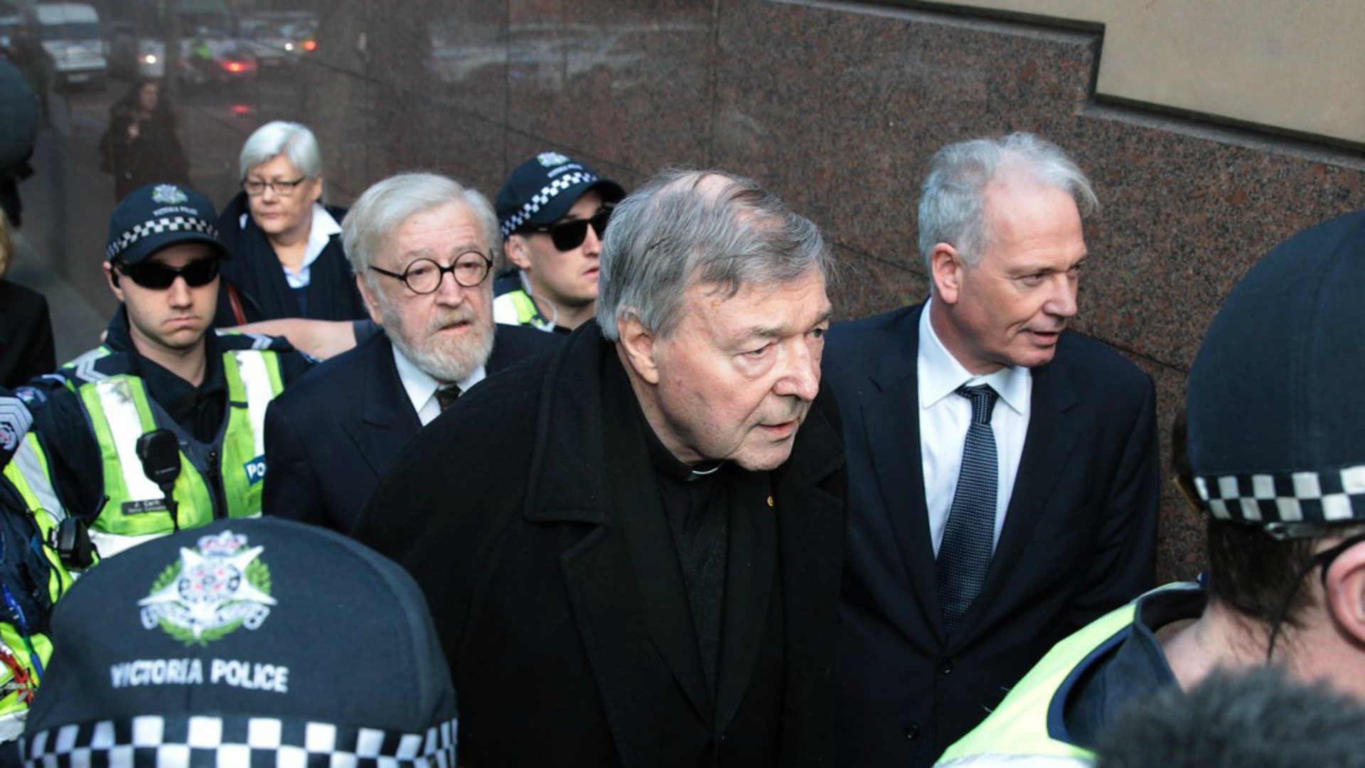 Le cardinal George Pell à son arrivée au tribunal en 2017 | © Keystone