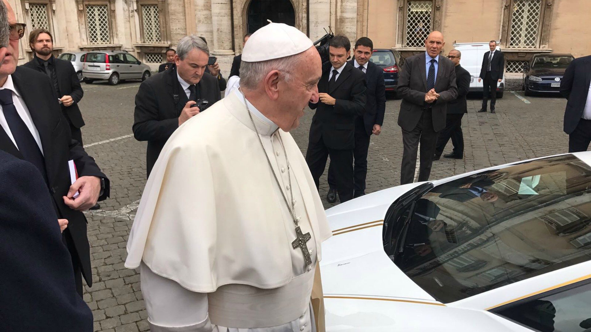 Le pape François a reçu une Lamborghini en novembre 2017 | © AED/ACN