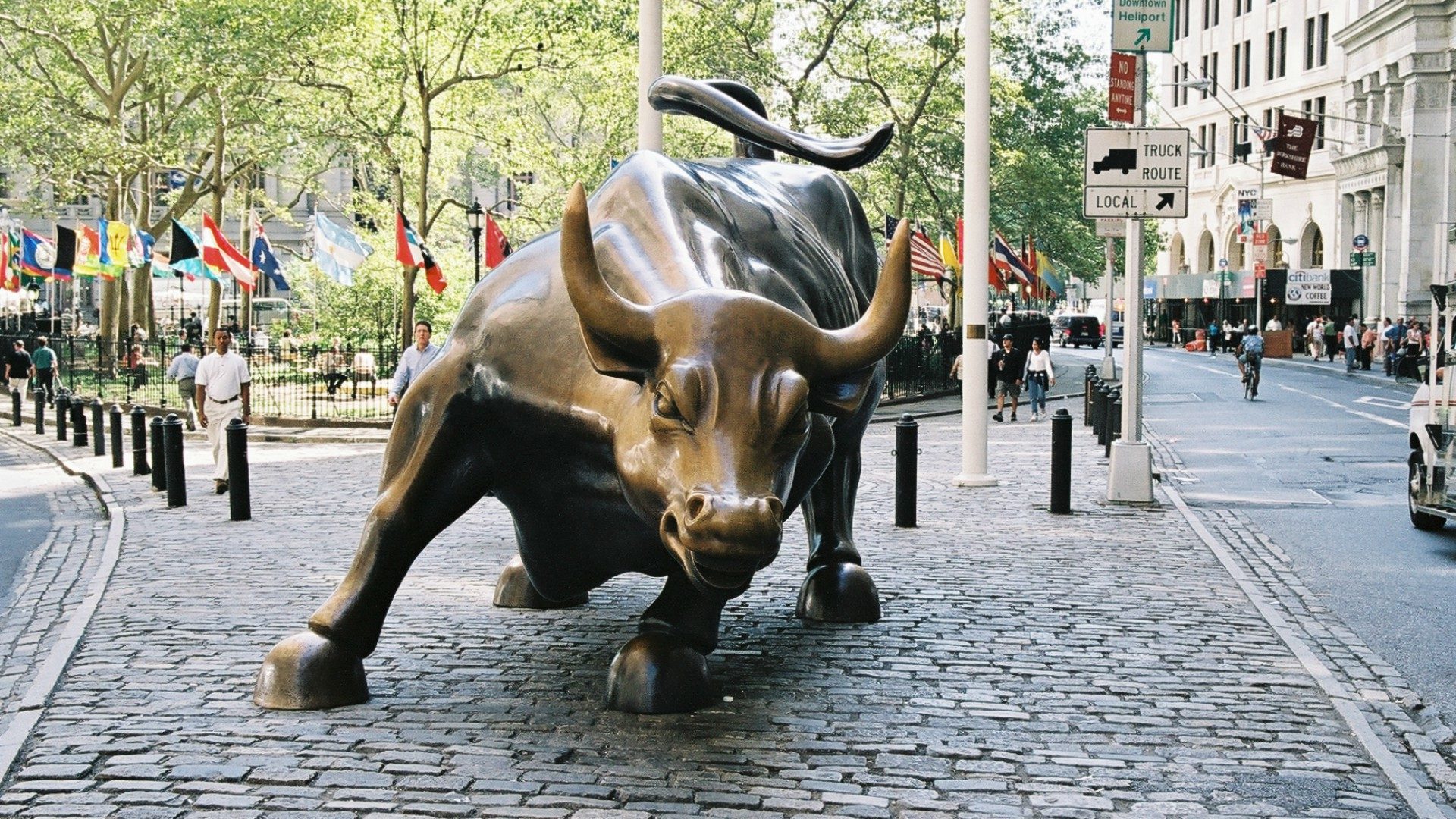 Где стоит бык. Атакующий бык на уолл-стрит в нью-йорке. Где стоит бык. Где стоит бык. Золотой телец на уолл стрит.