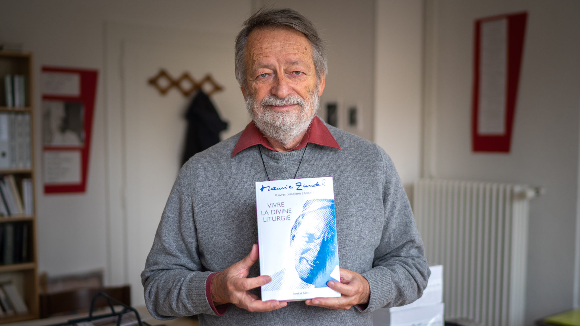 Marc Donzé tient en main le premier tome des œuvres complètes de Maurice Zundel  | © Pierre Pistoletti 