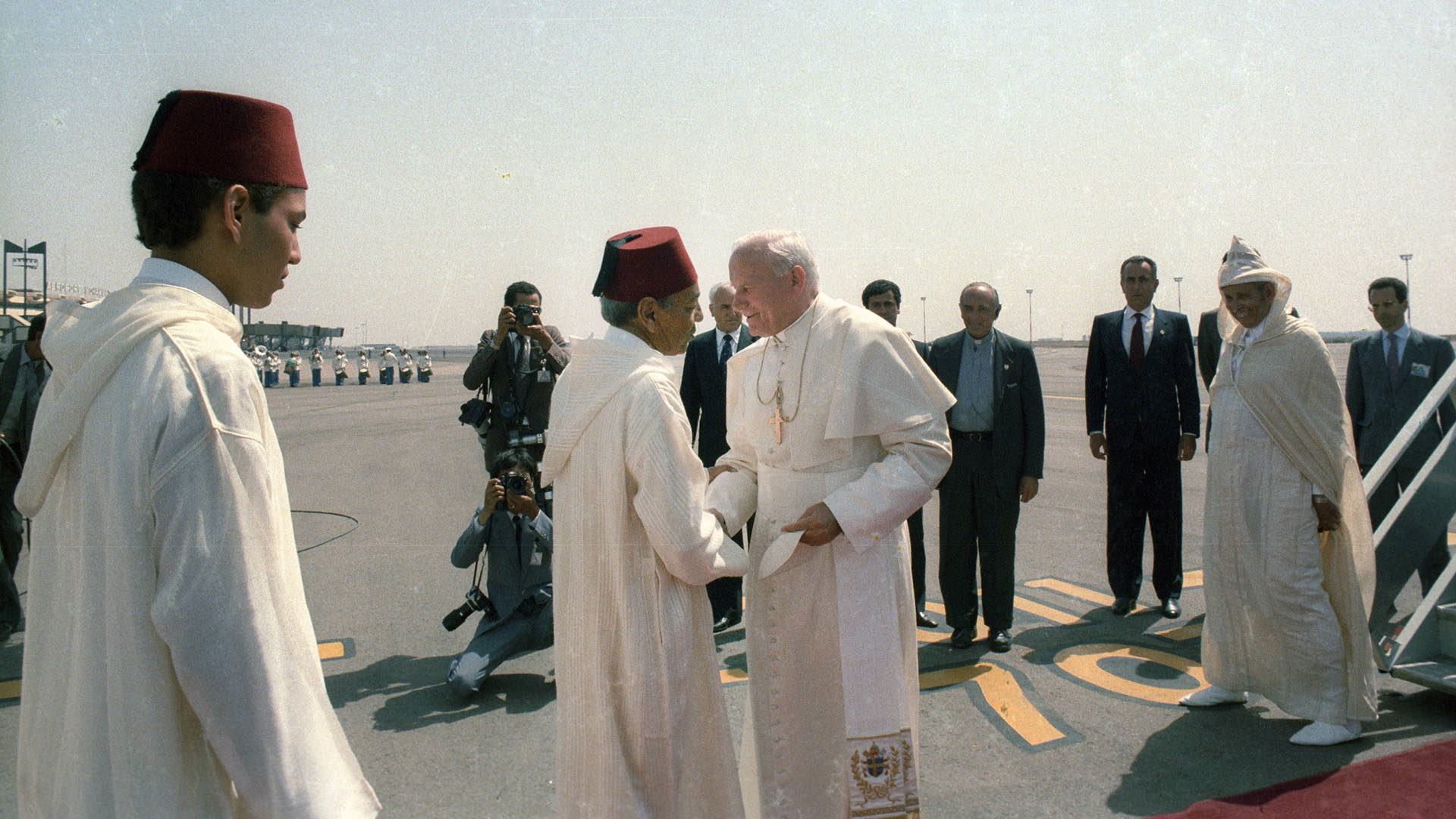 Rabat le 20 août 1985, le roi du Maroc Hassan II, accueille Jean Paul II sous le regard du futur roi Mohammed VI (à g.). | © Serv. Fotografico - Vatican Media 