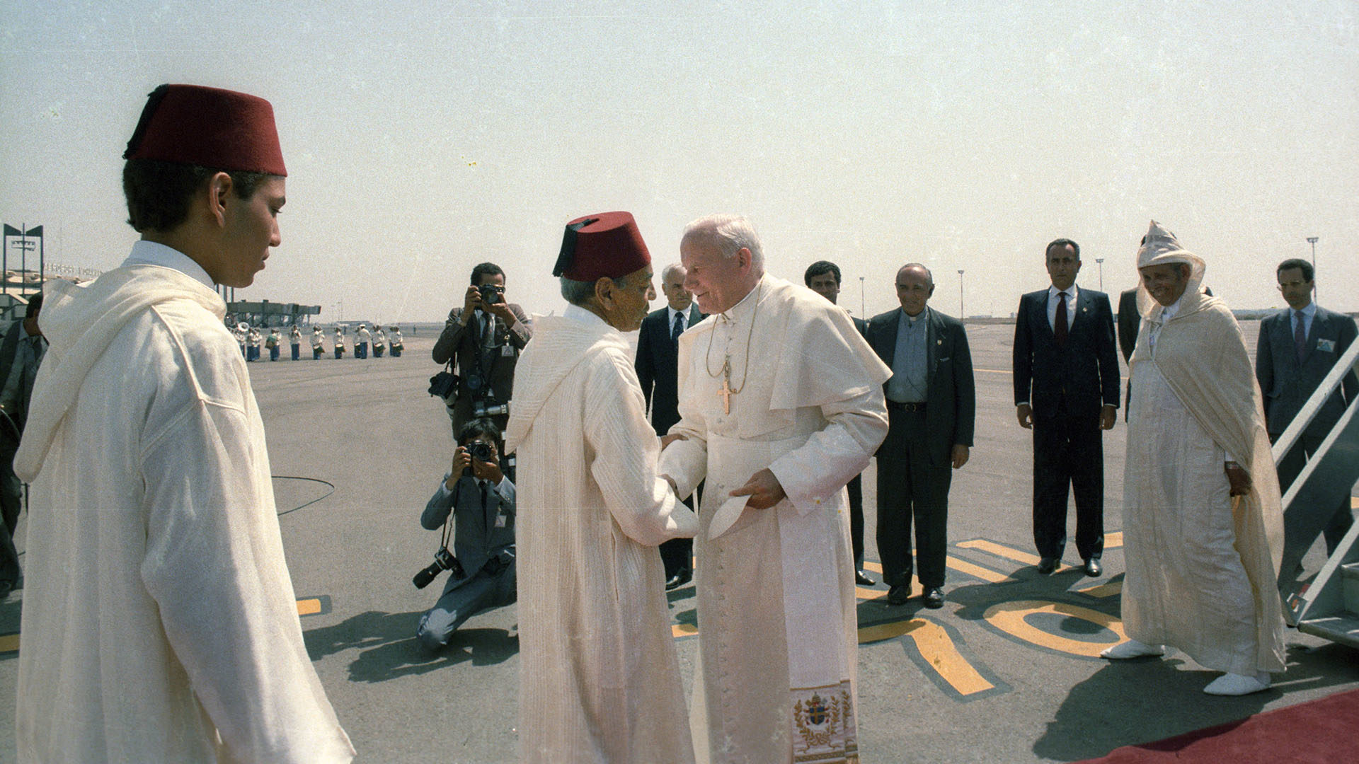 Rabat le 20 août 1985, le roi du Maroc Hassan II, accueille Jean Paul II sous le regard du futur roi Mohammed VI (à g.) | © Serv. Fotografico - Vatican Media 