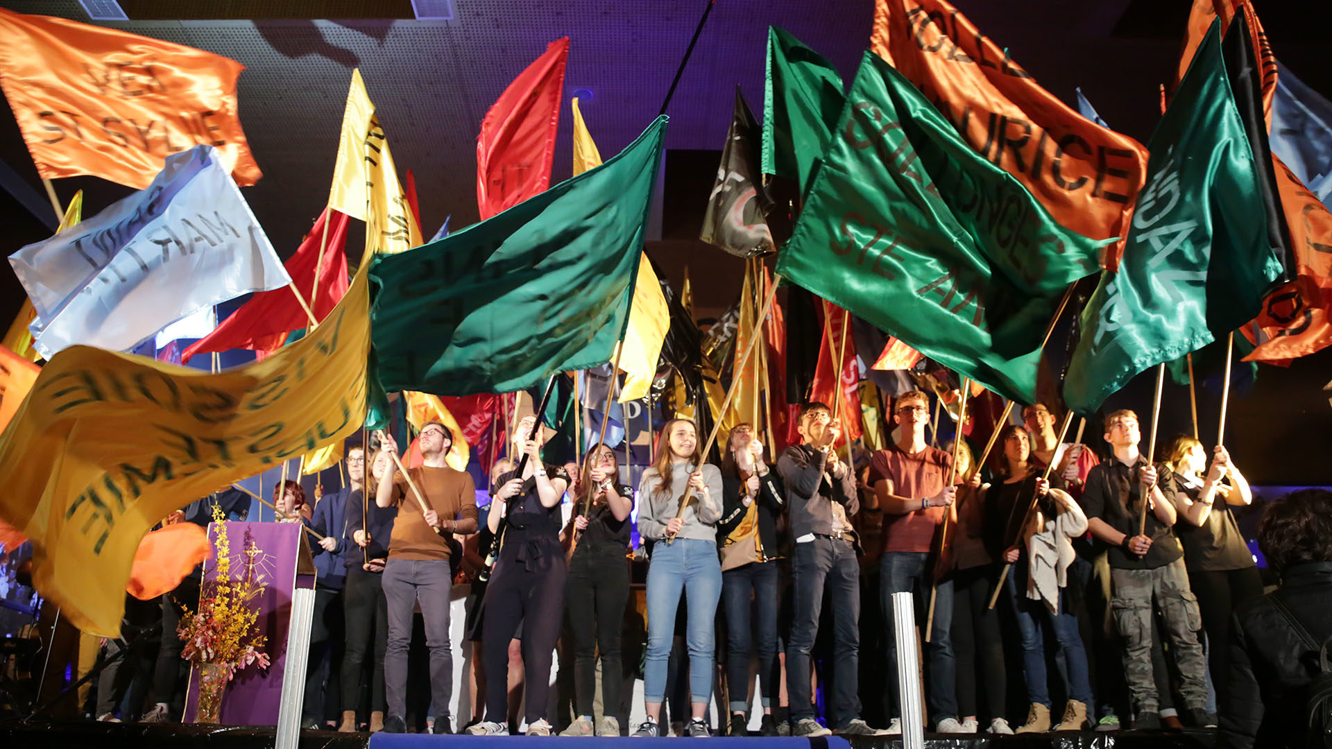 Les jeunes avec les drapeaux au nom des paroisses et des diocèses romands lors du festival OpenSky, en Valais. | © B. Hallet