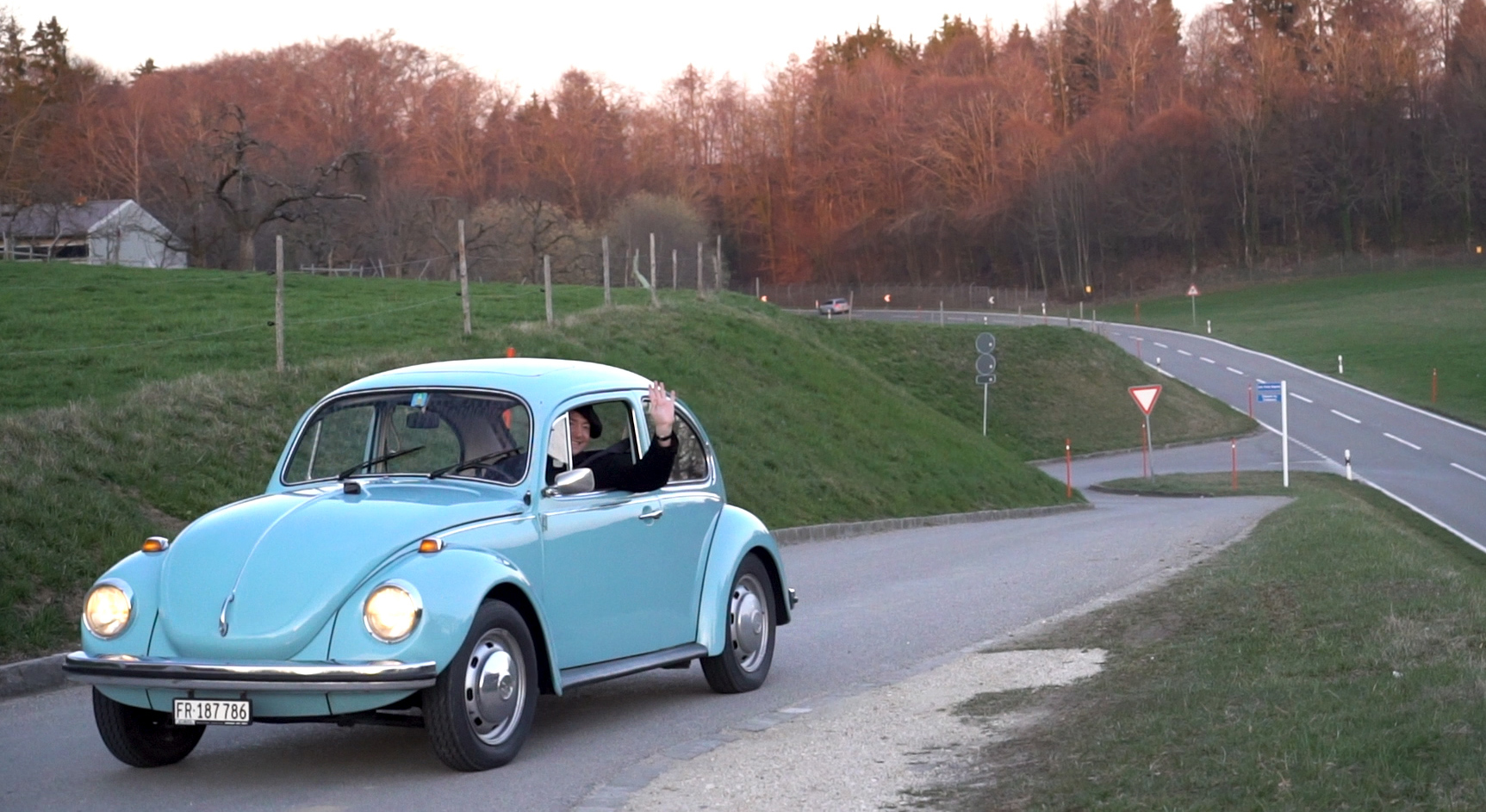 A la belle saison, la coccinelle de Jean Glasson reprend la route. | © Christine Mo Costabella