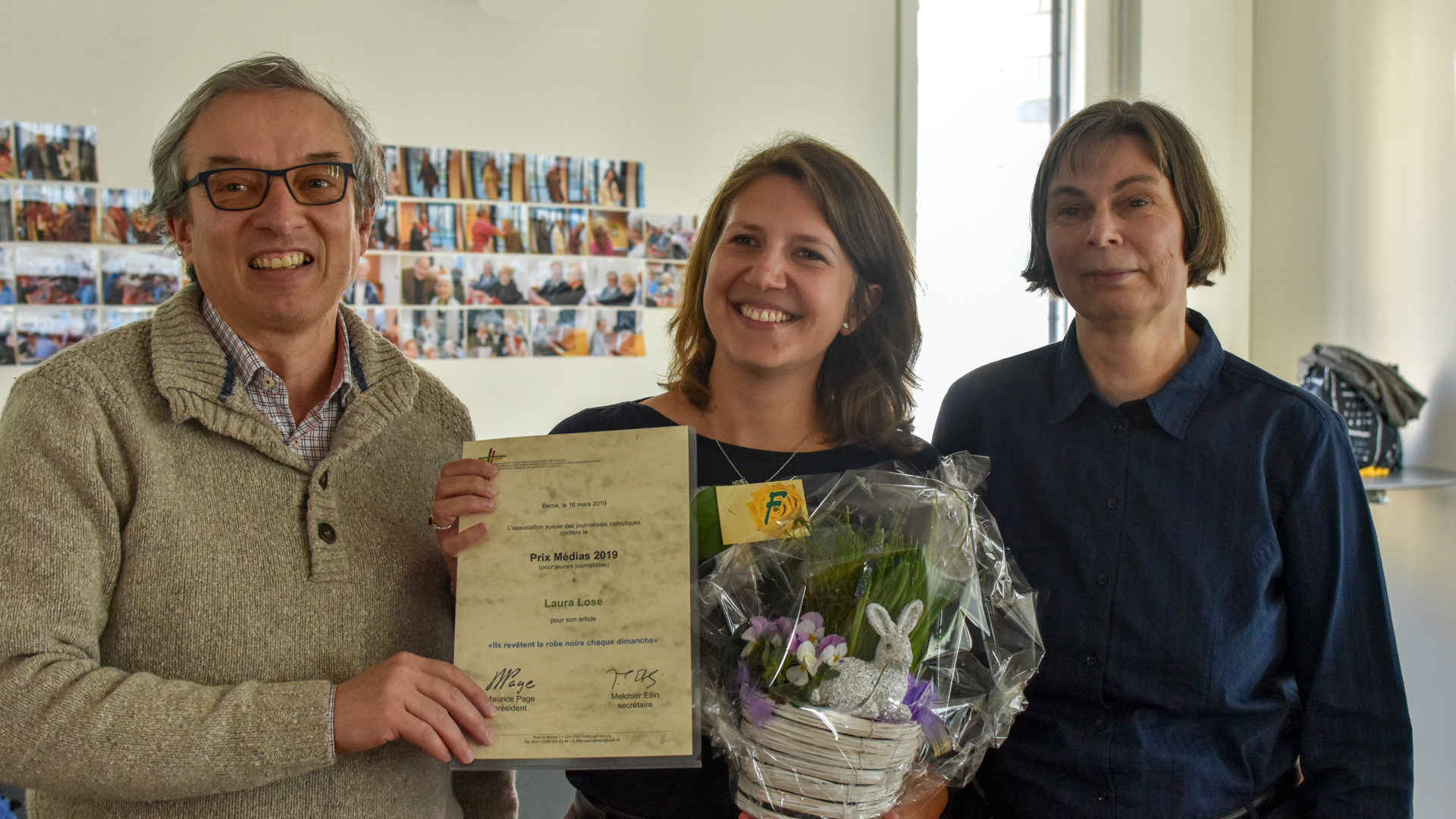 Laura Lose reçoit le prix Médias 2019 des mains du président de l'ASJC Maurice Page, à droite Geneviève de Simone-Cornet, membre du comité | © Christiane Elmer