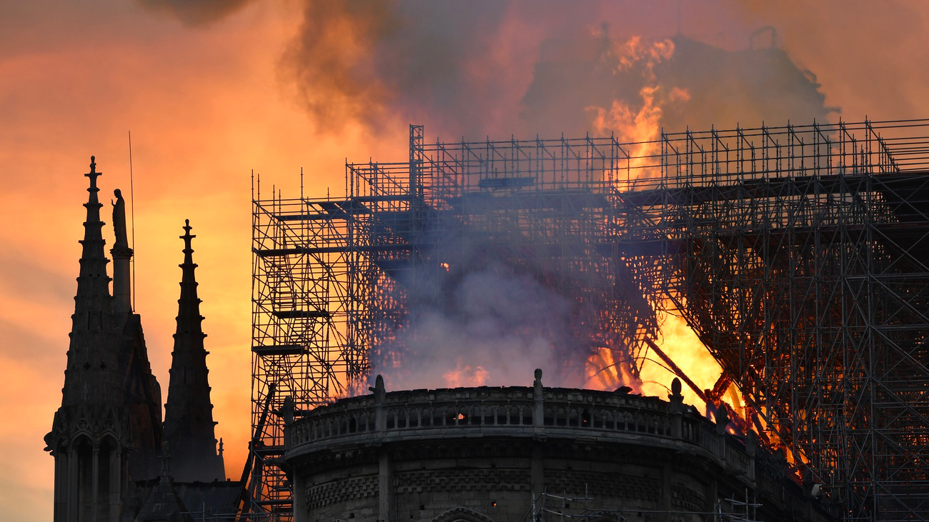 La flèche et la toiture de la cathédrale ont disparu dans l'incendie. | © Keystone