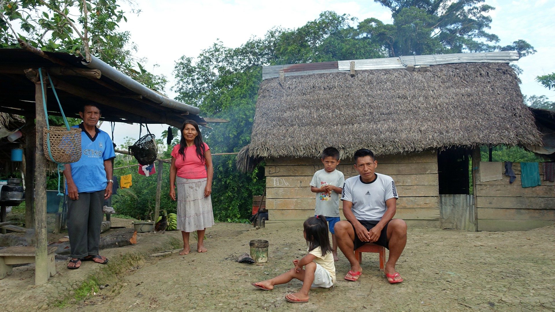 Amazonie Famille d'Indiens devant leur maison | © Jean-Claude Gerez