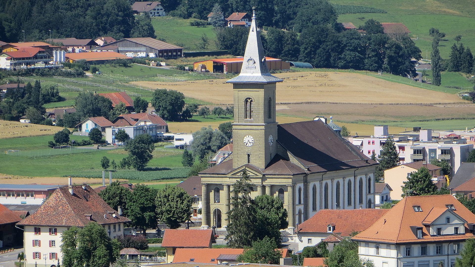 L'église Saint-Etienne domine le village de Belfaux | UP de la Trinité