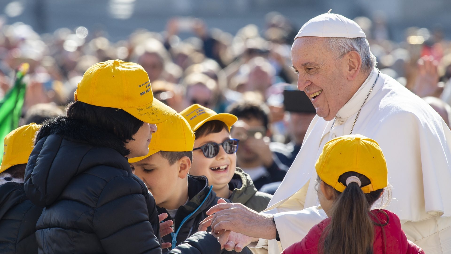 Le pape François salue des enfants lors de l'audience générale à Rome  | © Antoine Mekary I.Media