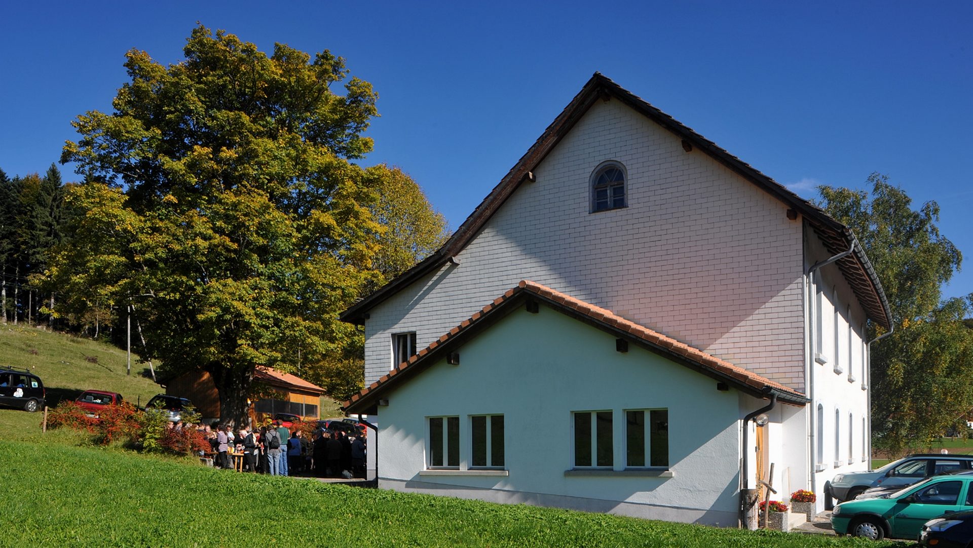 La bibliothèque des mennonites au Jean Guy, à Corgémont est un lieu de rassemblement de la communauté | © wikimedia commons 