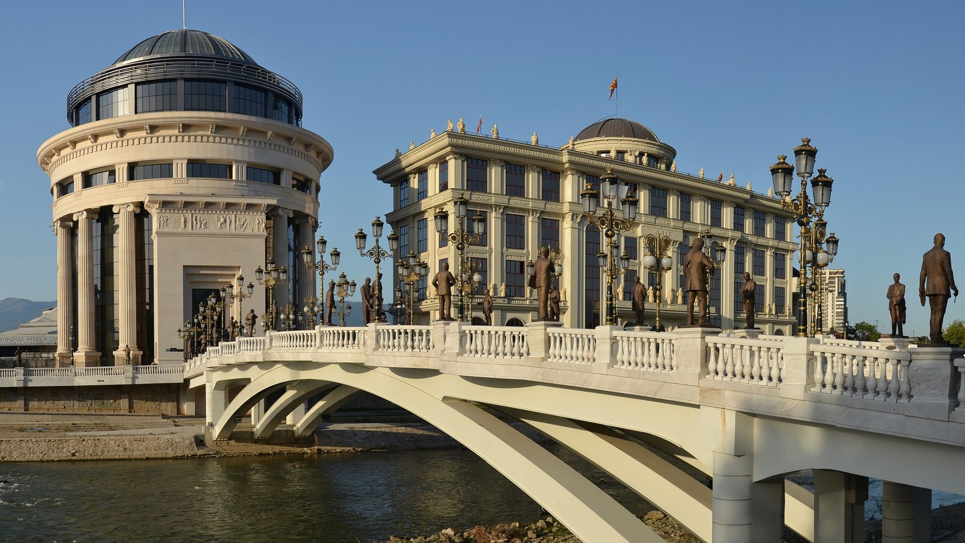Le pont des Arts à Skopje, capitale de la Macédoine du Nord | wikimedia commons Pudelek CC BY-SA 4.0