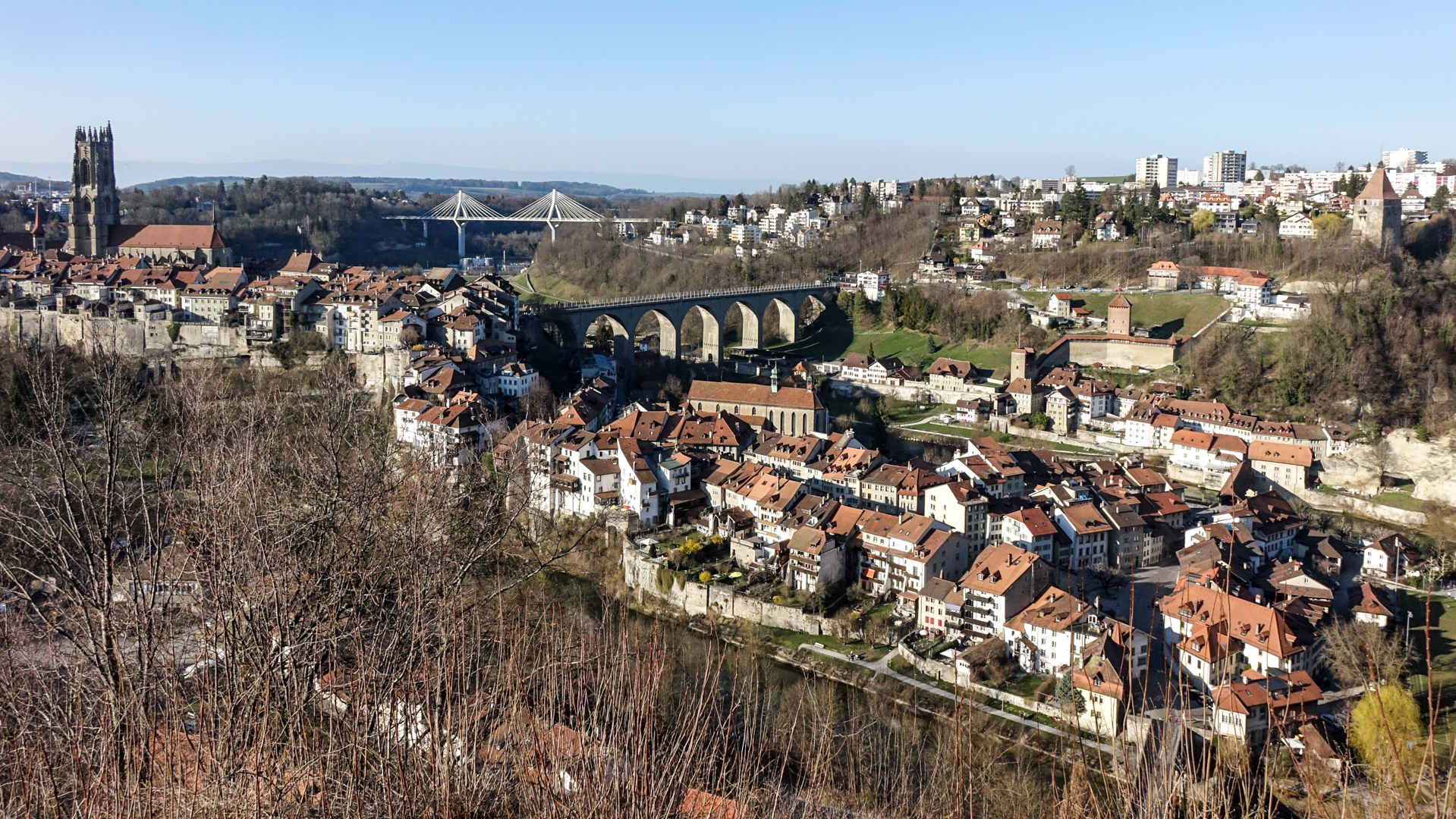 La vieille-ville de Fribourg  avec la cathédrale et l'église St-Maurice | © Maurice Page