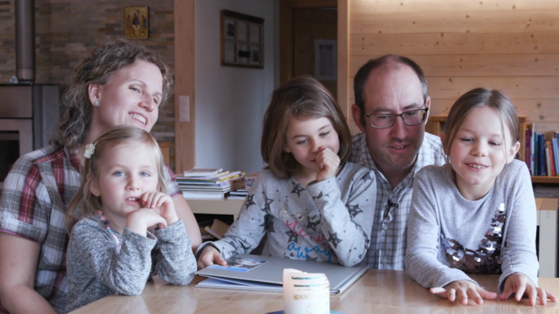 Marie-Joëlle 
et Julien Andrey, avec leurs filles Mathilde, Amélie et Sophie, témoignent de la vie familiale à la suite du Christ | © Centre Romand des Vocations/ Lueurs Productions