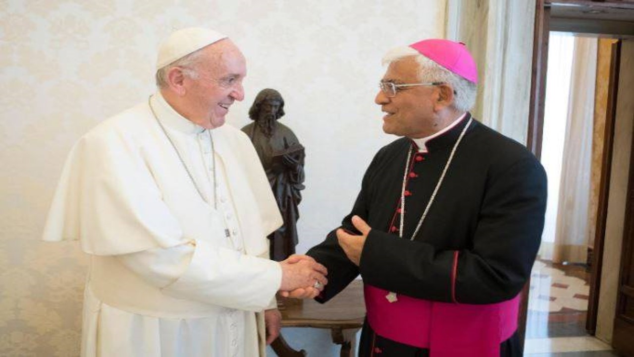 Mgr Miguel Cabrejos, archevêque de Trujillo, au Pérou, salue le pape François | DR