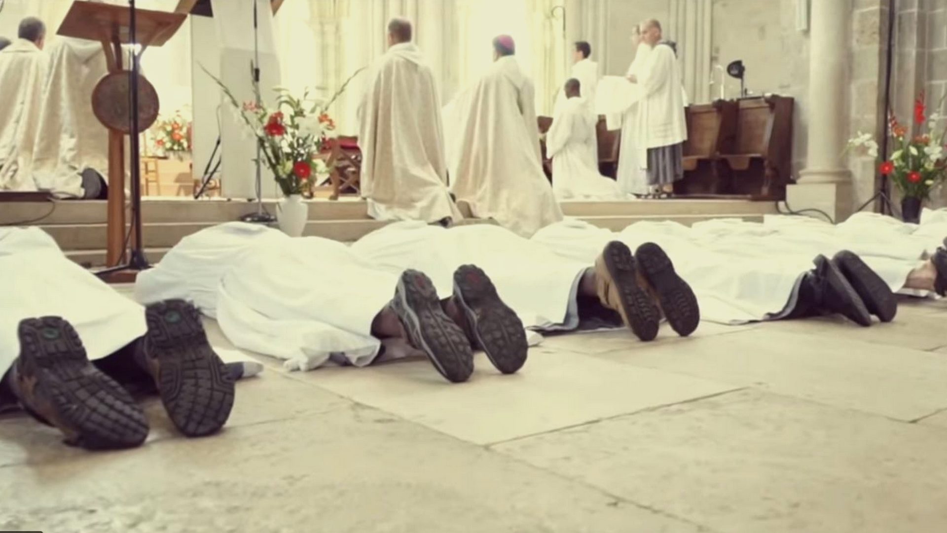 Une ordination sacerdotale chez les frères de Saint-Jean | capture d'écran Youtube