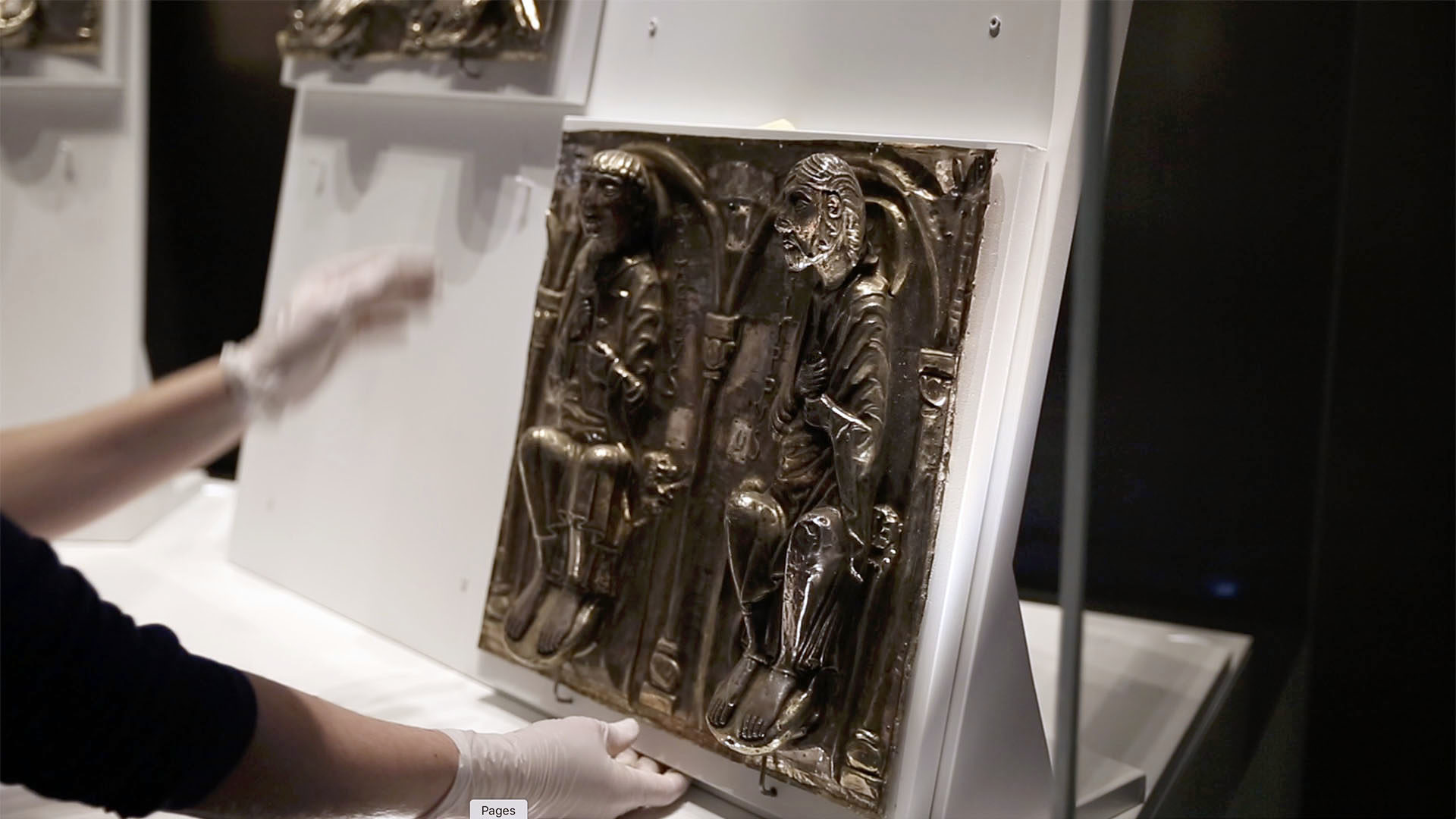 Les apôtres qui ornent la grande châsse du trésor de l'abbaye sont délicatement positionnés dans la vitrine. | © B. Hallet