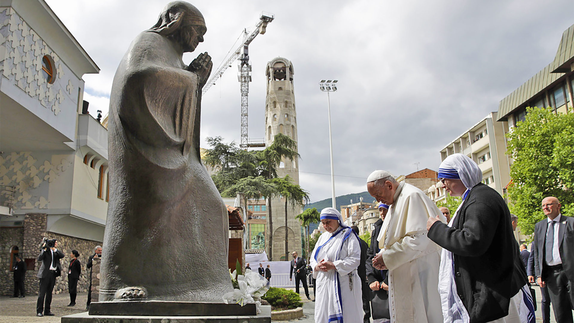 Le pape François devant le mémorial de Mère Teresa, à Skopje | © Keystone/Alessandra Tarantino
