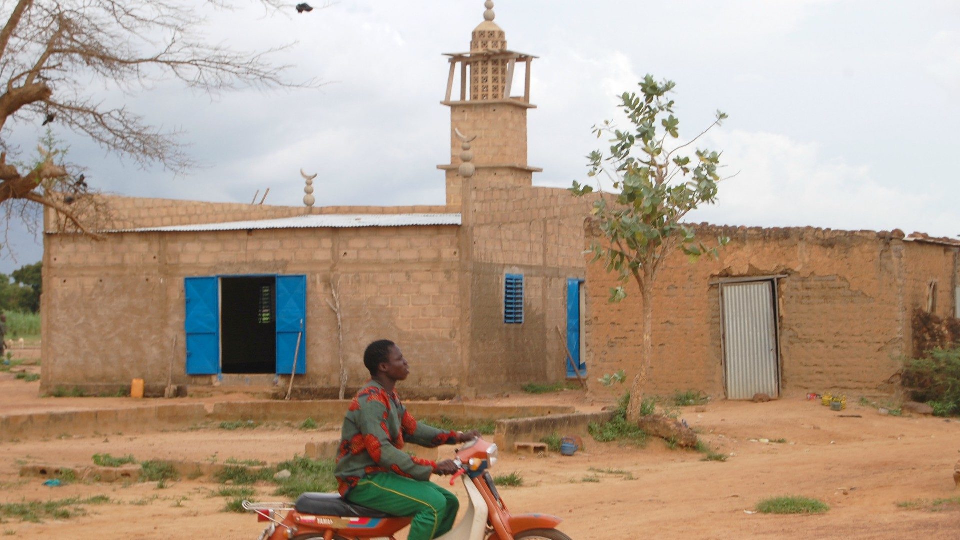Appel du Conseil pontifical pour le dialogue interreligieux à protéger les lieux de culte. Mosquée dans un village du Burkina Faso  ©  Jacques Berset  