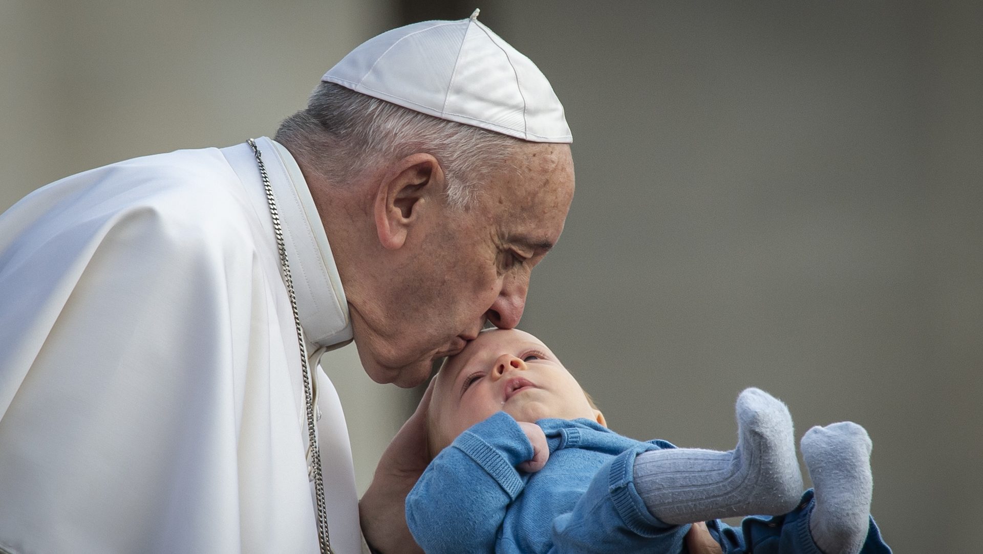 Le pape François embrasse un enfant | © Antoine Mekary I.Media 