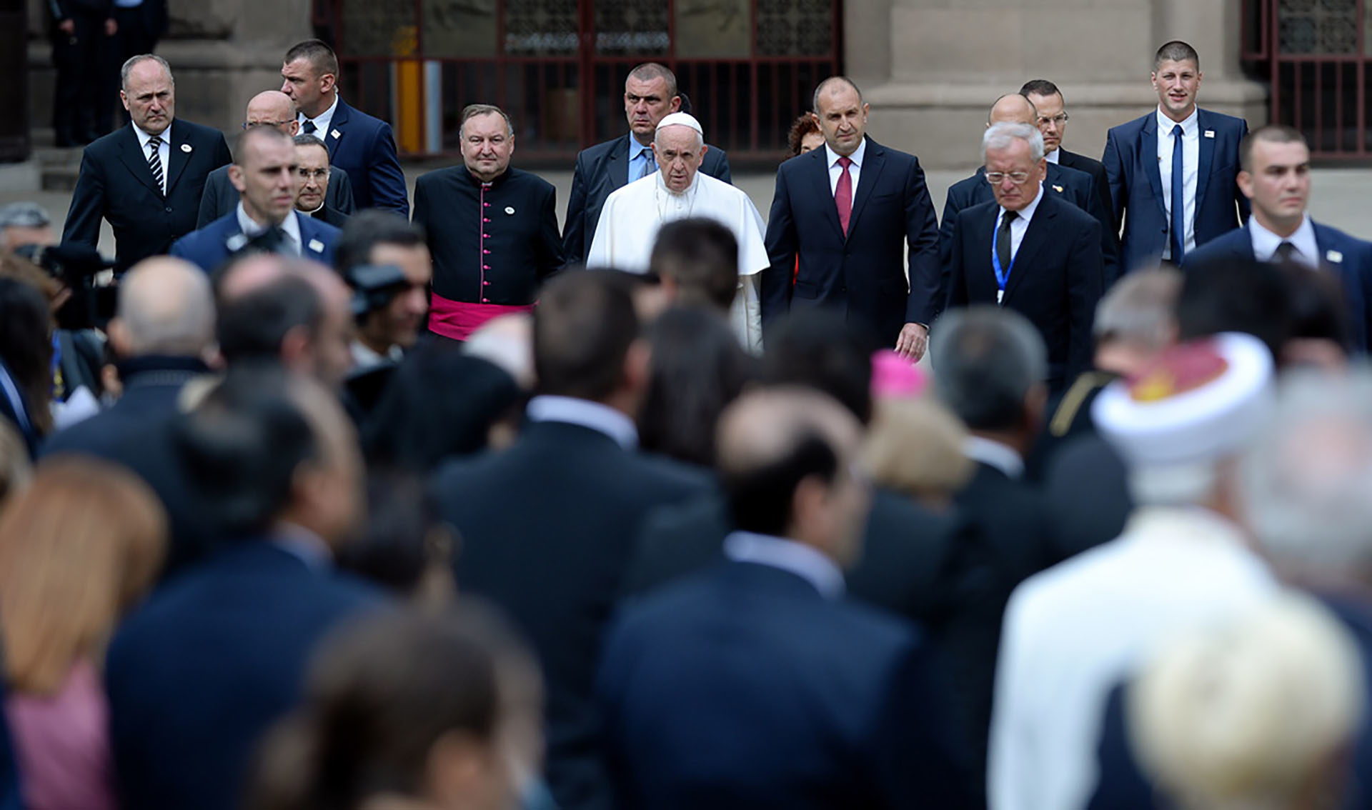 Le pape est accueilli par le président bulgare Rumen Radev lors d'une cérémonie officielle à Sofia. | © Keystone